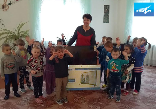 РОМСАТ подарували дитячому садочку "Ялинка" на Рівненщині телевізор | romsat.ua